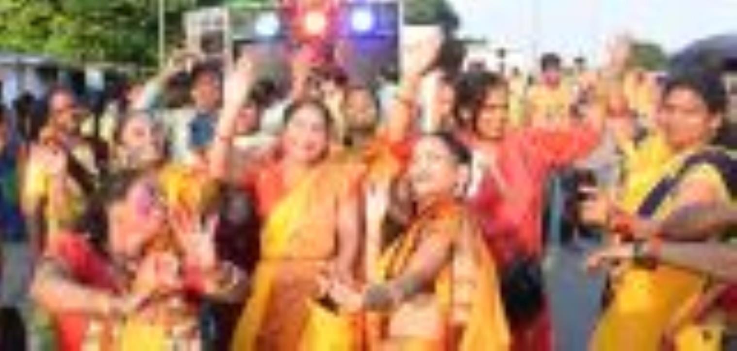 गोमती के घाटों पर गणपति बप्पा की प्रतिमाओं के विसर्जन देर शाम तक होता रहा। गोमती के घाटों पर गणपति बप्पा की प्रतिमाओं के विसर्जन देर शाम तक होता रहा।