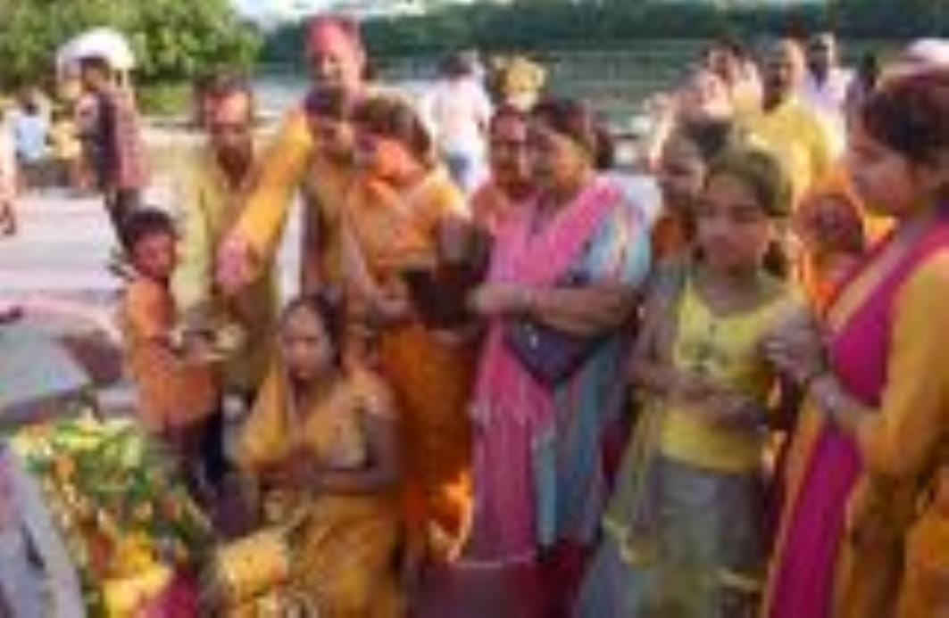 गोमती के घाटों पर गणपति बप्पा की प्रतिमाओं के विसर्जन देर शाम तक होता रहा। गोमती के घाटों पर गणपति बप्पा की प्रतिमाओं के विसर्जन देर शाम तक होता रहा।