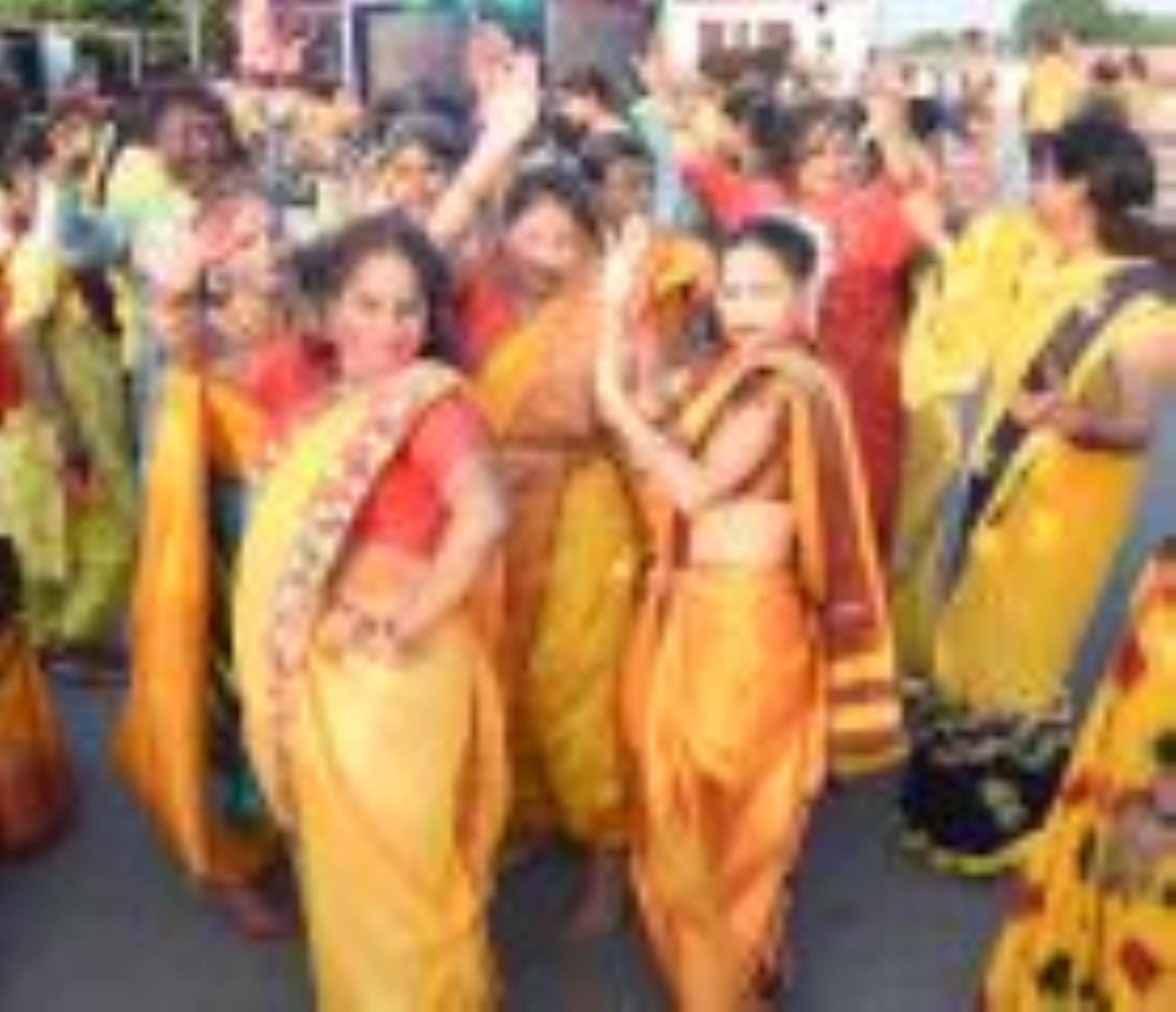 गोमती के घाटों पर गणपति बप्पा की प्रतिमाओं के विसर्जन देर शाम तक होता रहा। गोमती के घाटों पर गणपति बप्पा की प्रतिमाओं के विसर्जन देर शाम तक होता रहा।