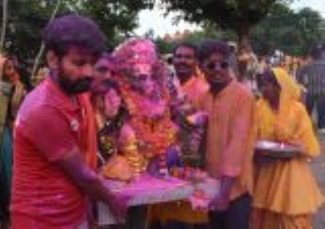गोमती के घाटों पर गणपति बप्पा की प्रतिमाओं के विसर्जन देर शाम तक होता रहा। गोमती के घाटों पर गणपति बप्पा की प्रतिमाओं के विसर्जन देर शाम तक होता रहा।