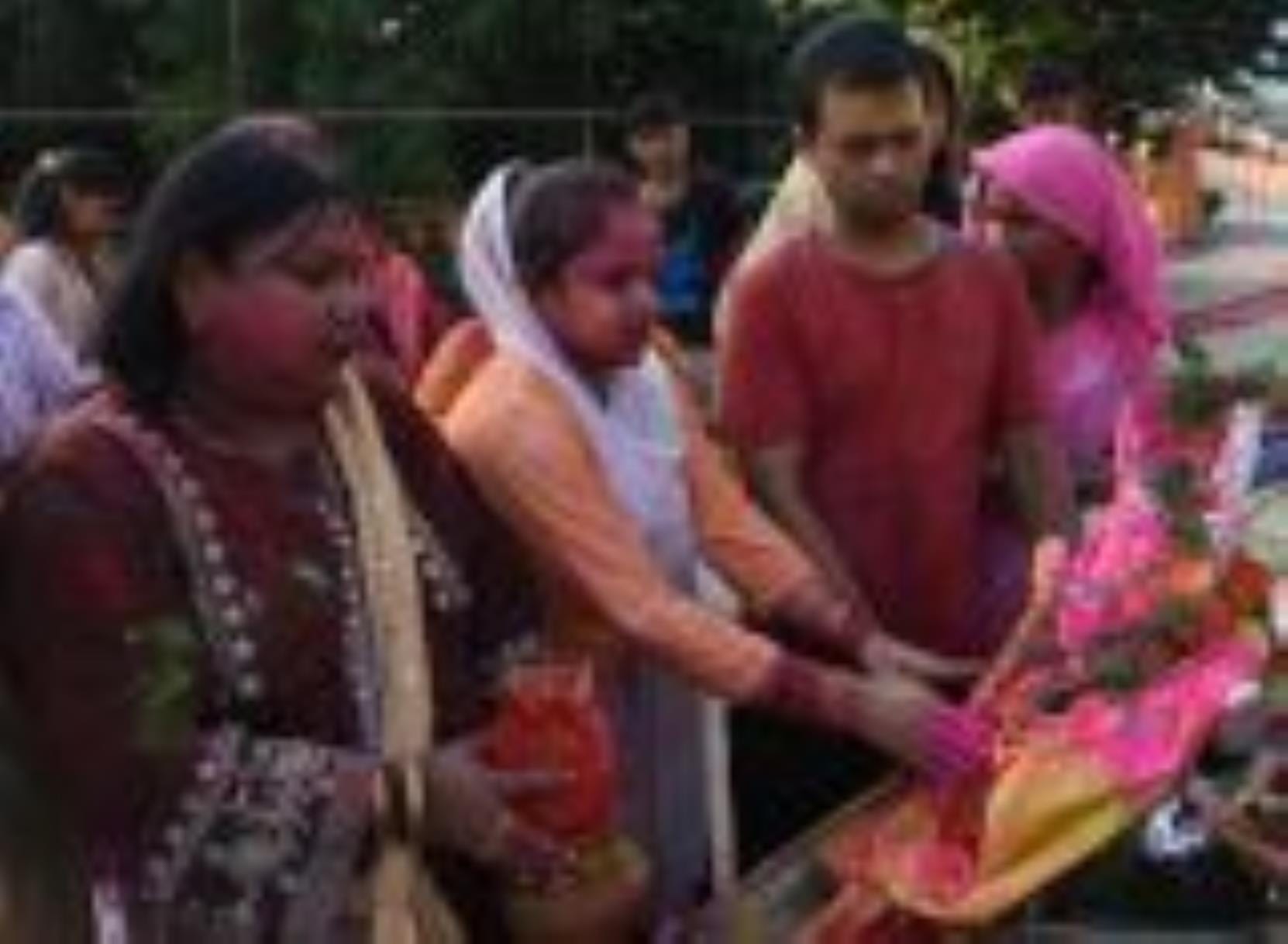 गोमती के घाटों पर गणपति बप्पा की प्रतिमाओं के विसर्जन देर शाम तक होता रहा। गोमती के घाटों पर गणपति बप्पा की प्रतिमाओं के विसर्जन देर शाम तक होता रहा।