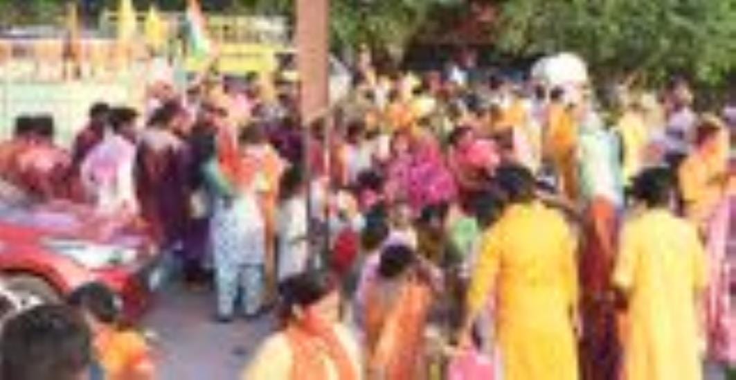 गोमती के घाटों पर गणपति बप्पा की प्रतिमाओं के विसर्जन देर शाम तक होता रहा। गोमती के घाटों पर गणपति बप्पा की प्रतिमाओं के विसर्जन देर शाम तक होता रहा।