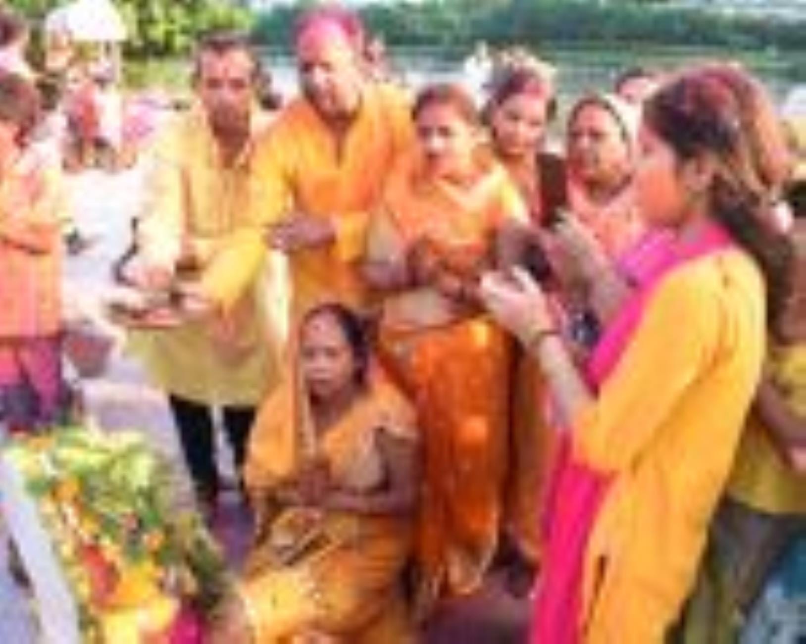 गोमती के घाटों पर गणपति बप्पा की प्रतिमाओं के विसर्जन देर शाम तक होता रहा। गोमती के घाटों पर गणपति बप्पा की प्रतिमाओं के विसर्जन देर शाम तक होता रहा।