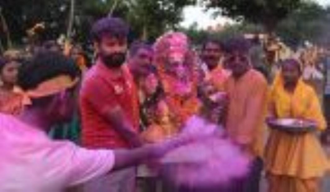 गोमती के घाटों पर गणपति बप्पा की प्रतिमाओं के विसर्जन देर शाम तक होता रहा। गोमती के घाटों पर गणपति बप्पा की प्रतिमाओं के विसर्जन देर शाम तक होता रहा।