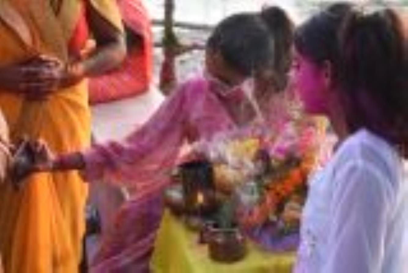 गोमती के घाटों पर गणपति बप्पा की प्रतिमाओं के विसर्जन देर शाम तक होता रहा। गोमती के घाटों पर गणपति बप्पा की प्रतिमाओं के विसर्जन देर शाम तक होता रहा।
