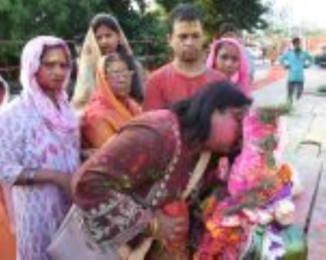 गोमती के घाटों पर गणपति बप्पा की प्रतिमाओं के विसर्जन देर शाम तक होता रहा। गोमती के घाटों पर गणपति बप्पा की प्रतिमाओं के विसर्जन देर शाम तक होता रहा।