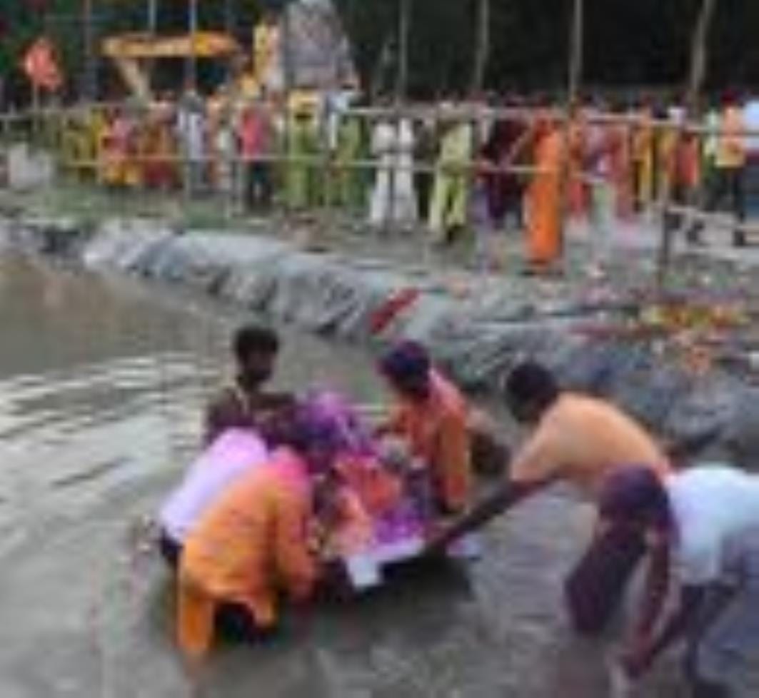 गोमती के घाटों पर गणपति बप्पा की प्रतिमाओं के विसर्जन देर शाम तक होता रहा। गोमती के घाटों पर गणपति बप्पा की प्रतिमाओं के विसर्जन देर शाम तक होता रहा।