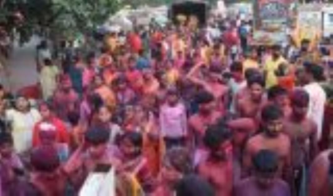 गोमती के घाटों पर गणपति बप्पा की प्रतिमाओं के विसर्जन देर शाम तक होता रहा। गोमती के घाटों पर गणपति बप्पा की प्रतिमाओं के विसर्जन देर शाम तक होता रहा।