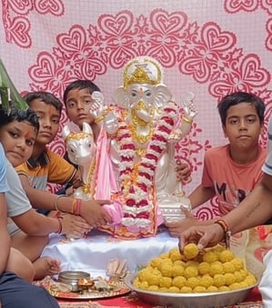 गणेश प्रतिमा का विसर्जन करने पहुंचे भक्त। संवाद