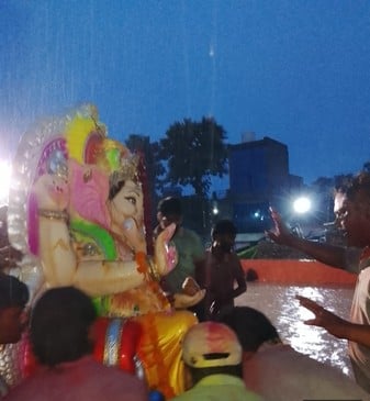 गणेश प्रतिमा का विसर्जन करने पहुंचे भक्त। संवाद