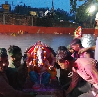 गणेश प्रतिमा का विसर्जन करने पहुंचे भक्त। संवाद
