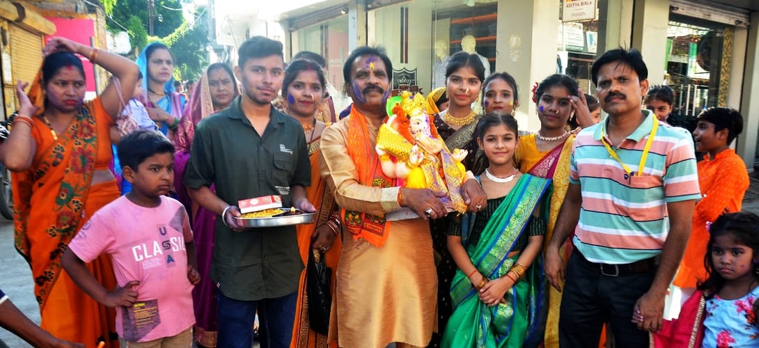 गर्रा नदी में भगवान गणेश की मूर्ति का विसर्जन करते श्रद्धालु। संवाद