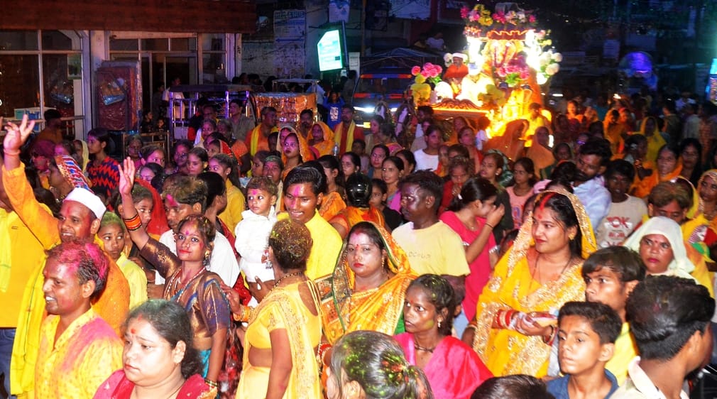 गर्रा नदी में भगवान गणेश की मूर्ति का विसर्जन करते श्रद्धालु। संवाद