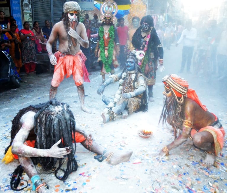 गर्रा नदी में भगवान गणेश की मूर्ति का विसर्जन करते श्रद्धालु। संवाद
