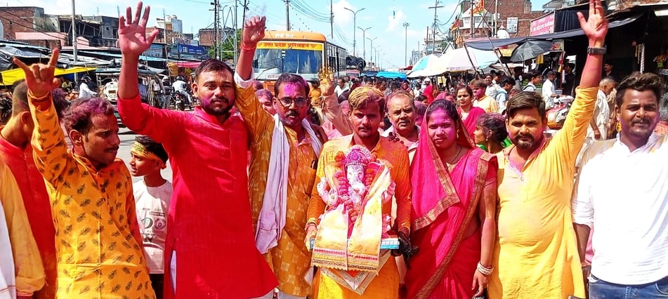 गर्रा नदी में भगवान गणेश की मूर्ति का विसर्जन करते श्रद्धालु। संवाद