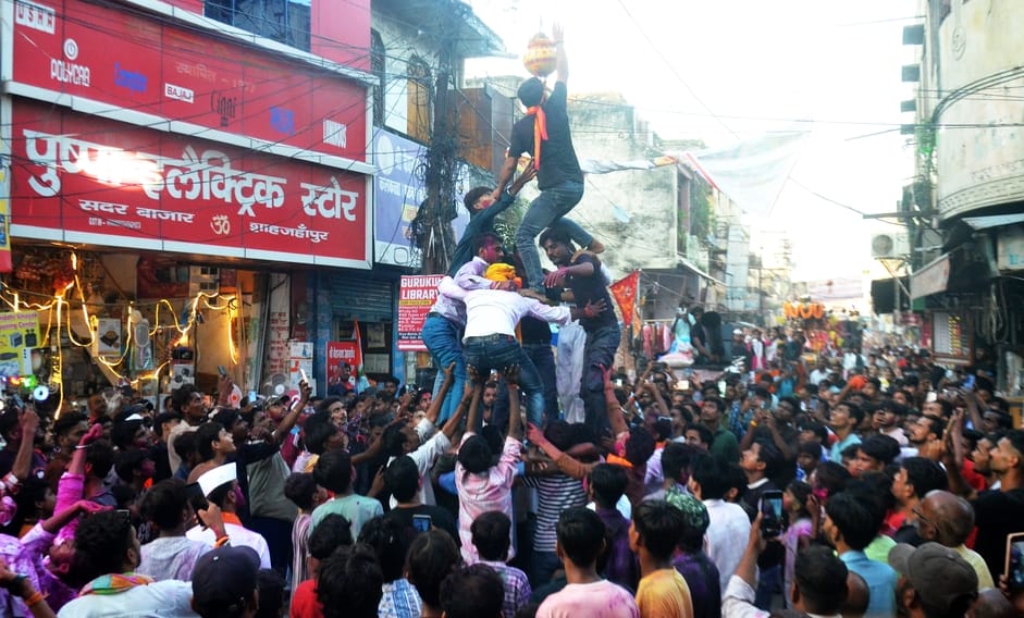 गर्रा नदी में भगवान गणेश की मूर्ति का विसर्जन करते श्रद्धालु। संवाद