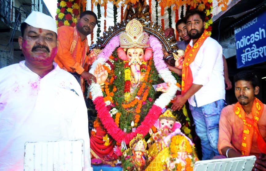 गर्रा नदी में भगवान गणेश की मूर्ति का विसर्जन करते श्रद्धालु। संवाद