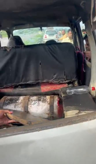 हादसे के बाद मौके पर लगी भीड़। संवाद हादसे के बाद मौके पर लगी भीड़। संवाद