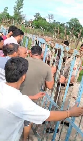 ईस्माइलपुर हेड पर नरवाना ब्रांच से एसवाईएल में गेट खोलकर पानी छोड़ने जाने पर विरोध जताते ग्रामी ईस्माइलपुर हेड पर नरवाना ब्रांच से एसवाईएल में गेट खोलकर पानी छोड़ने जाने पर विरोध जताते ग्रामी