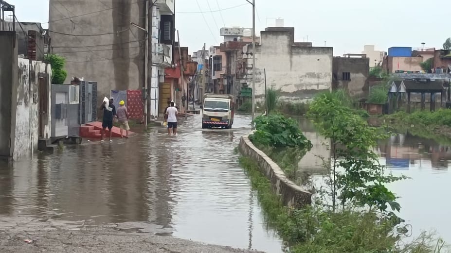 ईस्माइलपुर हेड पर नरवाना ब्रांच से एसवाईएल में गेट खोलकर पानी छोड़ने जाने पर विरोध जताते ग्रामी ईस्माइलपुर हेड पर नरवाना ब्रांच से एसवाईएल में गेट खोलकर पानी छोड़ने जाने पर विरोध जताते ग्रामी