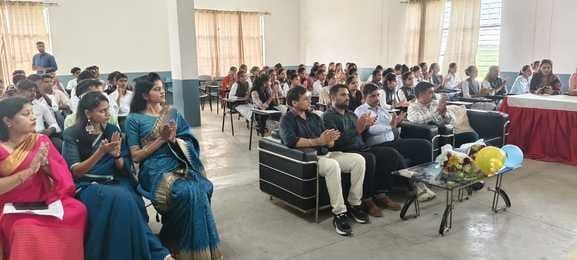 इनरव्हील क्लब द्वारा सम्मानित प्रधानाचार्य व प्रधानाचार्या। (स्त्रोत क्लब) मवाना। इनरव्हील क्लब द्वारा सम्मानित प्रधानाचार्य व प्रधानाचार्या। (स्त्रोत क्लब) मवाना।
