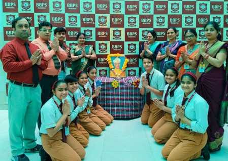 इनरव्हील क्लब द्वारा सम्मानित प्रधानाचार्य व प्रधानाचार्या। (स्त्रोत क्लब) मवाना। इनरव्हील क्लब द्वारा सम्मानित प्रधानाचार्य व प्रधानाचार्या। (स्त्रोत क्लब) मवाना।