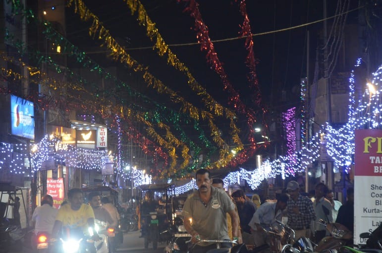 जुलूस-ए-मिलाद के लिए लाल इमली चौराहे से घंटाघर वाले मार्ग पर की गई सजावट। संवाद