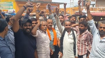 जीटी रोड टोल प्लाजा पर खड़ी ई-रिक्शा। संवाद