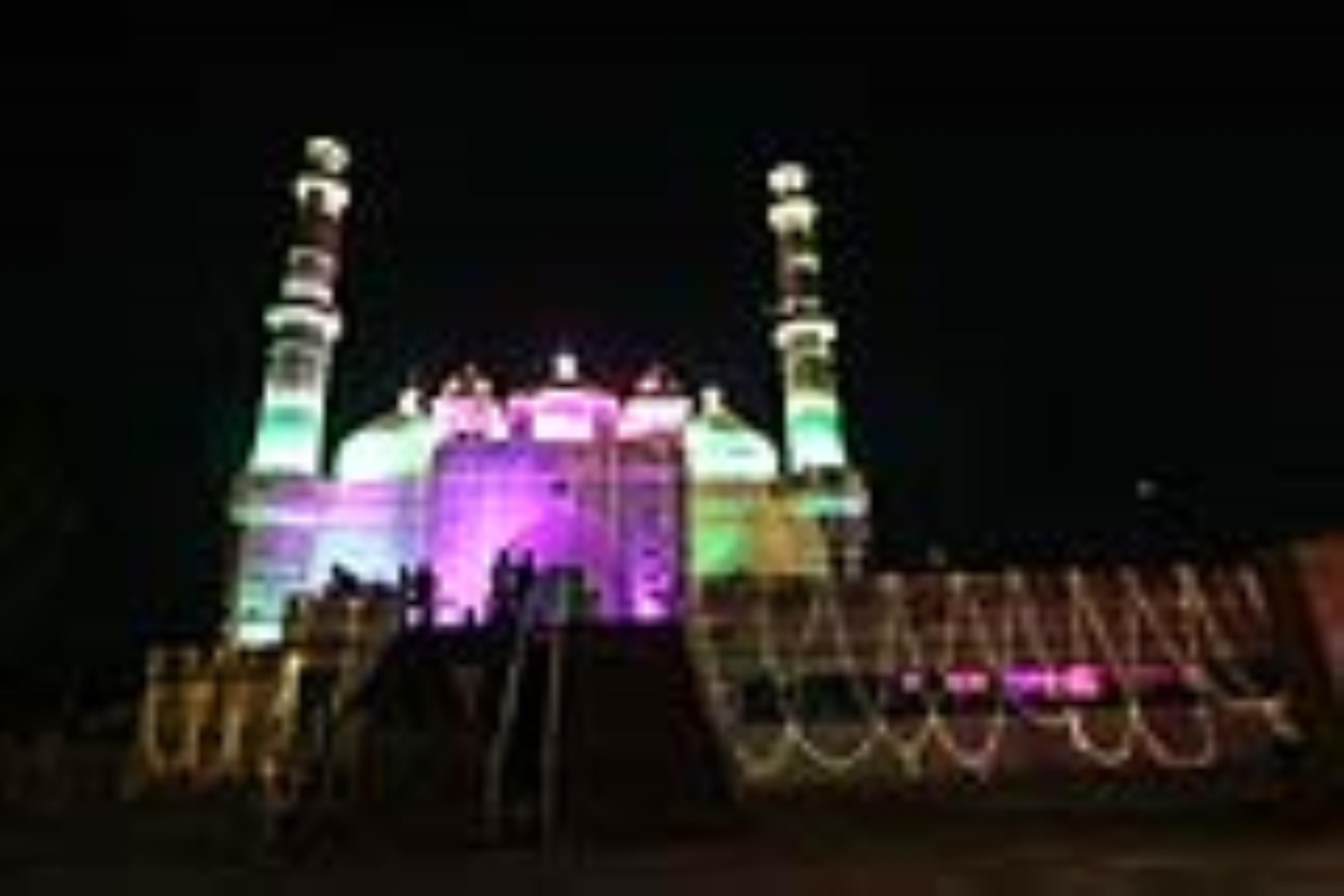 झालरों से सजी टीले वाली मस्जिद। झालरों से सजी टीले वाली मस्जिद।