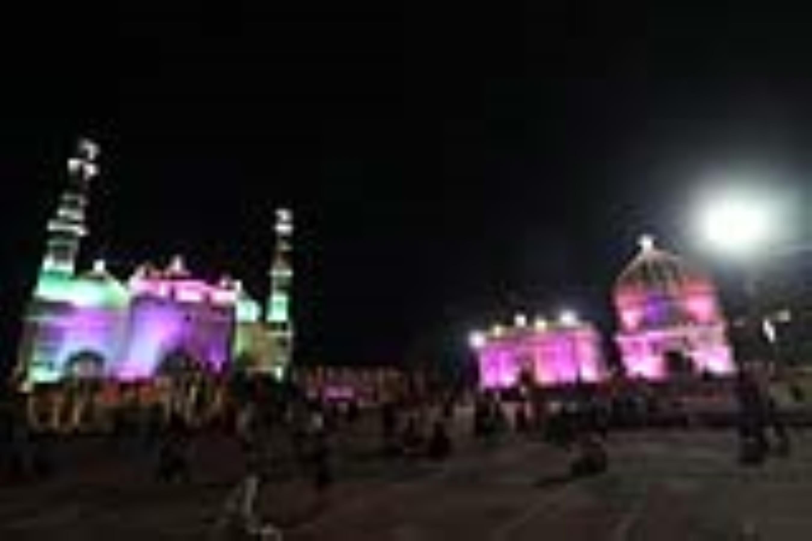 झालरों से सजी टीले वाली मस्जिद। झालरों से सजी टीले वाली मस्जिद।
