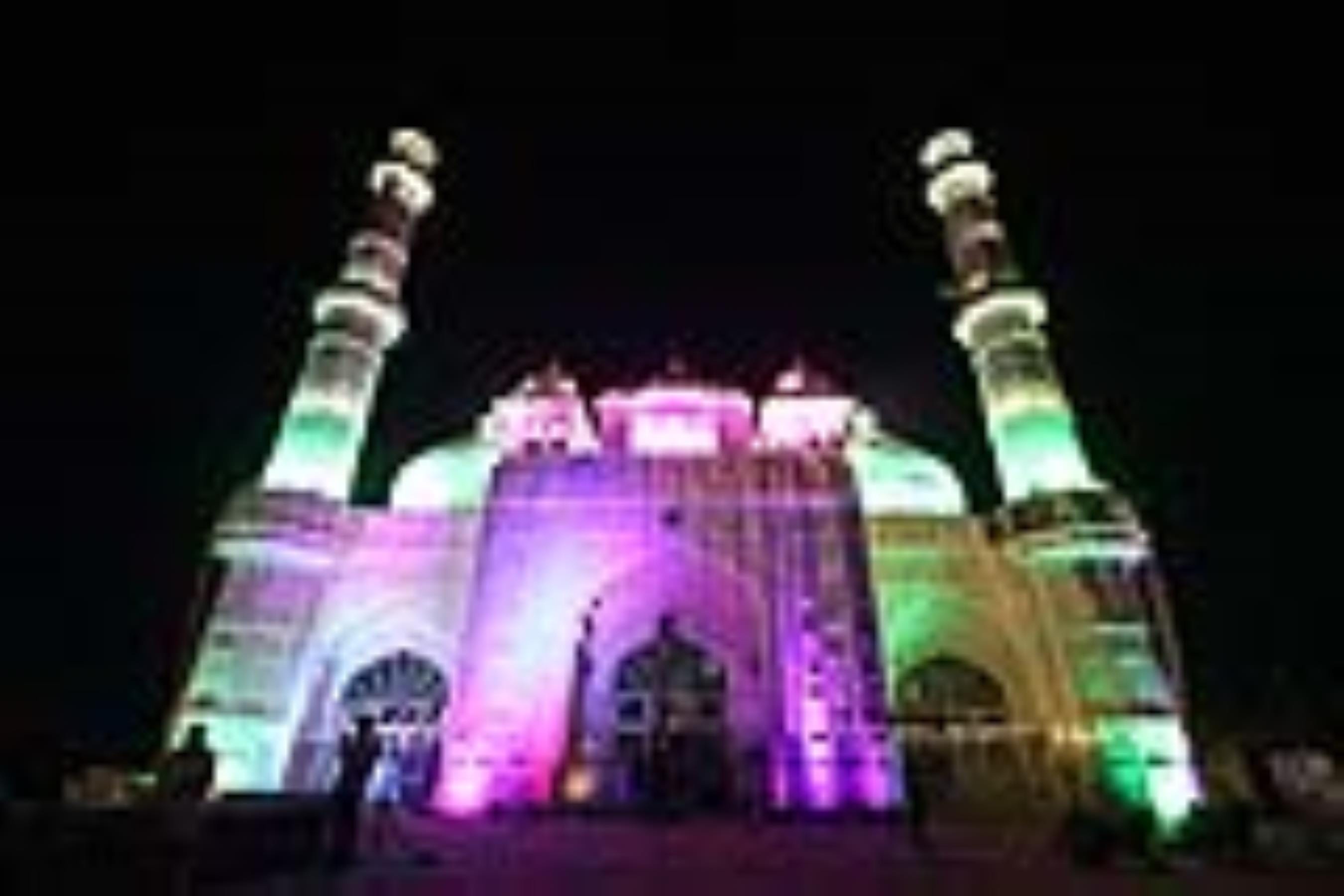 झालरों से सजी टीले वाली मस्जिद। झालरों से सजी टीले वाली मस्जिद।