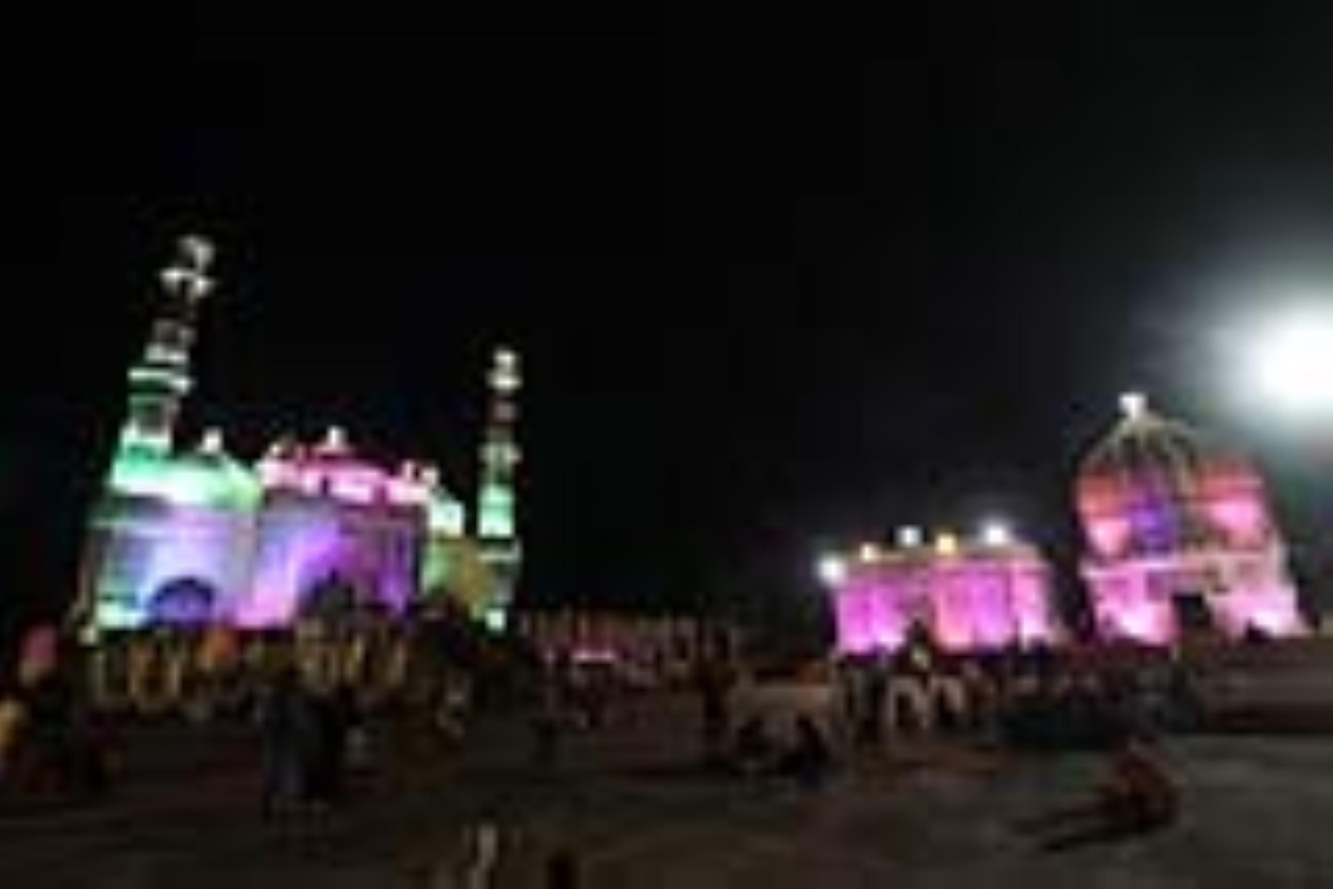 झालरों से सजी टीले वाली मस्जिद। झालरों से सजी टीले वाली मस्जिद।
