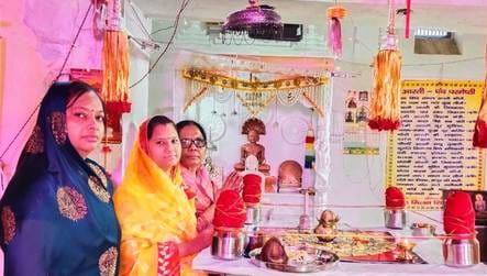 खतौली जैन मंदिर में पूजा अर्चना करते श्रद्धालु। स्त्रोत स्वयं खतौली जैन मंदिर में पूजा अर्चना करते श्रद्धालु। स्त्रोत स्वयं