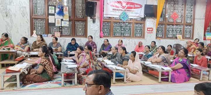 खतौली जैन मंदिर में पूजा अर्चना करते श्रद्धालु। स्त्रोत स्वयं खतौली जैन मंदिर में पूजा अर्चना करते श्रद्धालु। स्त्रोत स्वयं