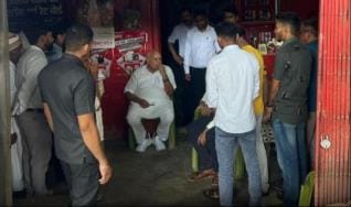 खाद भंडार का निरीक्षण करते कृषि मंत्री सूर्य प्रताप शाही। ।