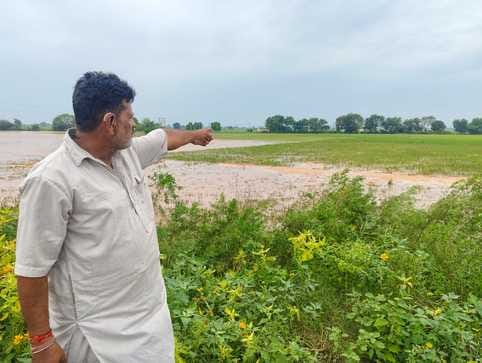 मच्छौंडा के खेतों में हुए जलभराव के बीच एक मकान में फंसे परिवार के पांच सदस्यों को रेस्क्यू कर मच्छौंडा के खेतों में हुए जलभराव के बीच एक मकान में फंसे परिवार के पांच सदस्यों को रेस्क्यू कर