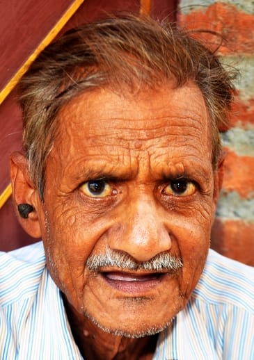 मोहल्ला सुभाषनगर में बाढ़ का पानी भर जाने पर पलायन करता परिवार। संवाद मोहल्ला सुभाषनगर में बाढ़ का पानी भर जाने पर पलायन करता परिवार। संवाद