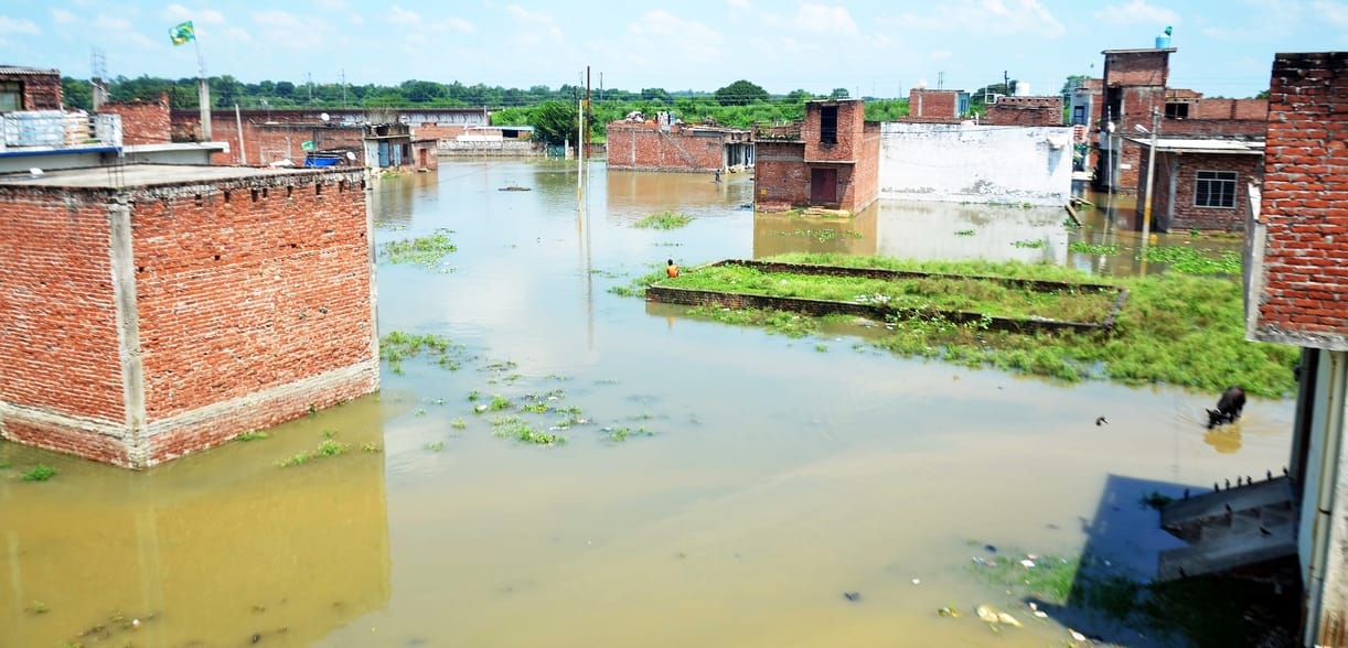 मोहल्ला सुभाषनगर में बाढ़ का पानी भर जाने पर पलायन करता परिवार। संवाद मोहल्ला सुभाषनगर में बाढ़ का पानी भर जाने पर पलायन करता परिवार। संवाद