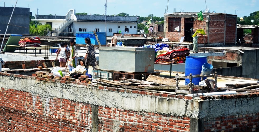मोहल्ला सुभाषनगर में बाढ़ का पानी भर जाने पर पलायन करता परिवार। संवाद मोहल्ला सुभाषनगर में बाढ़ का पानी भर जाने पर पलायन करता परिवार। संवाद