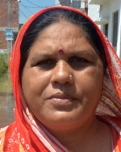 मोहल्ला सुभाषनगर में बाढ़ का पानी भर जाने पर पलायन करता परिवार। संवाद मोहल्ला सुभाषनगर में बाढ़ का पानी भर जाने पर पलायन करता परिवार। संवाद