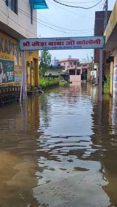 मुलाना में एनएच 344 पर जलभराव से गुजरते वाहन। संवाद मुलाना में एनएच 344 पर जलभराव से गुजरते वाहन। संवाद