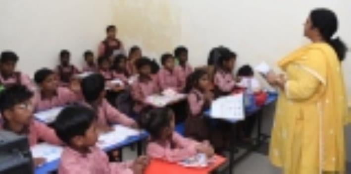 नए भवन में पढ़ाई करते बच्चे। नए भवन में पढ़ाई करते बच्चे।