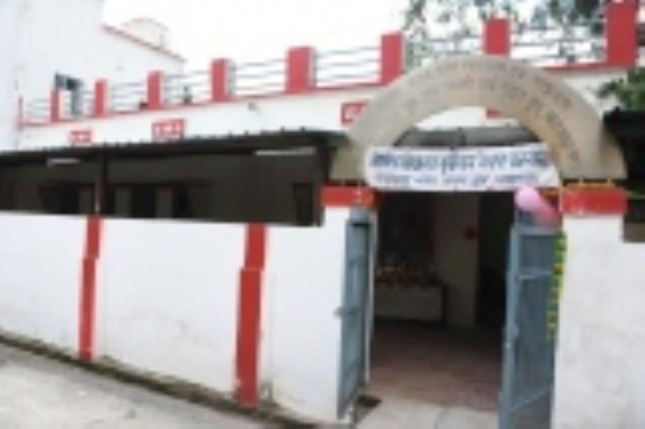 नए भवन में पढ़ाई करते बच्चे। नए भवन में पढ़ाई करते बच्चे।