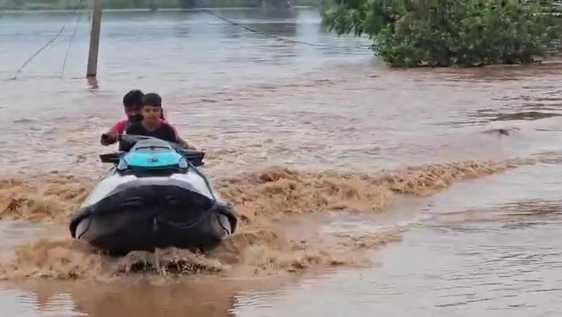 निजामपुर गांव से ग्रामीणों को किश्ती में रेस्क्यू करते हुए टीम। स्त्रोत निजामपुर गांव से ग्रामीणों को किश्ती में रेस्क्यू करते हुए टीम। स्त्रोत