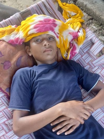 नदेरी गांव में लोगों को दवा देती स्वास्थ्य विभाग की टीम। संवाद नदेरी गांव में लोगों को दवा देती स्वास्थ्य विभाग की टीम। संवाद