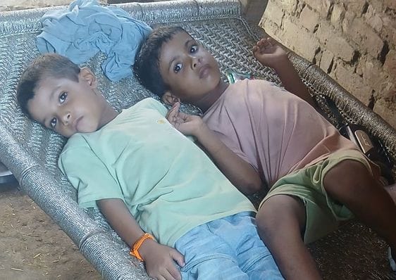 नदेरी गांव में लोगों को दवा देती स्वास्थ्य विभाग की टीम। संवाद नदेरी गांव में लोगों को दवा देती स्वास्थ्य विभाग की टीम। संवाद