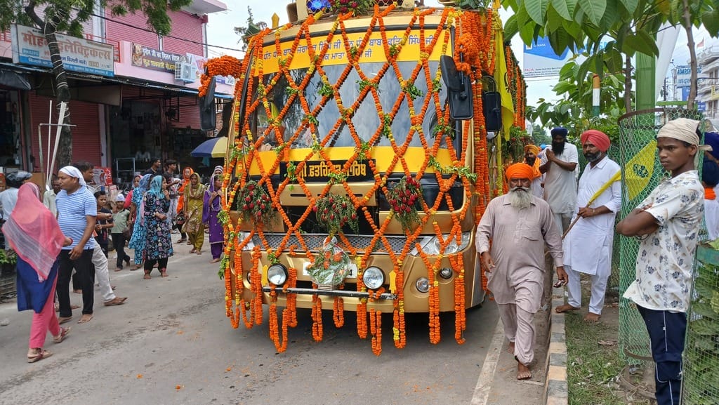 पलिया में श्री गुरू तेग बहादुर की शोभायात्रा के दौरान सड़क साफ करते सेवादार। संवाद पलिया में श्री गुरू तेग बहादुर की शोभायात्रा के दौरान सड़क साफ करते सेवादार। संवाद