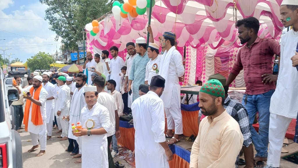 पलिया में श्री गुरू तेग बहादुर की शोभायात्रा के दौरान सड़क साफ करते सेवादार। संवाद पलिया में श्री गुरू तेग बहादुर की शोभायात्रा के दौरान सड़क साफ करते सेवादार। संवाद