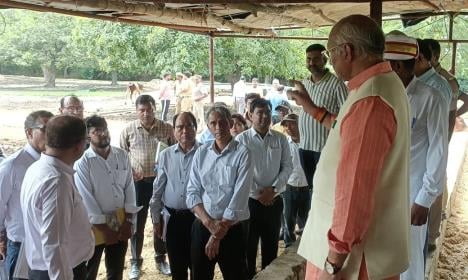 पशुधन मंत्री धर्मपाल सिंह ने बीकेटी की गोशलाओं का जायजा लिया। अव्यवस्था देख वह नाराज हुए। इस दौ