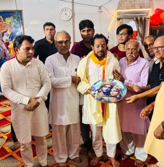 रघुनाथ मंदिर में आयोजित कार्यक्रम में विधायक मनमोहन भड़ाना को सम्मानित करते समिति के सदस्य। संव